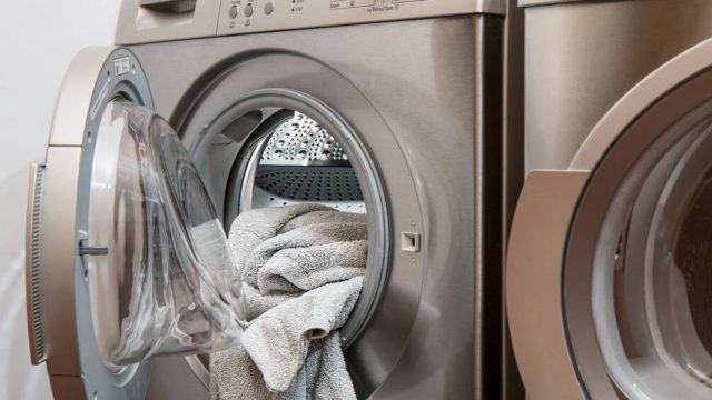 Έβαλε μέσα στο πλυντήριο ένα τούβλο και δεν πίστευε αυτό που συνέβη (video)