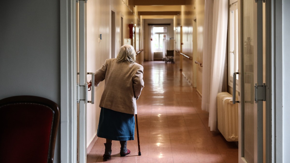 Χαμός με υπάλληλο γηροκομείου: Είχε κορωνοϊό, πλαστό πιστοποιητικό και εργαζόταν – Ξεκίνησε έρευνα σε βάρος της