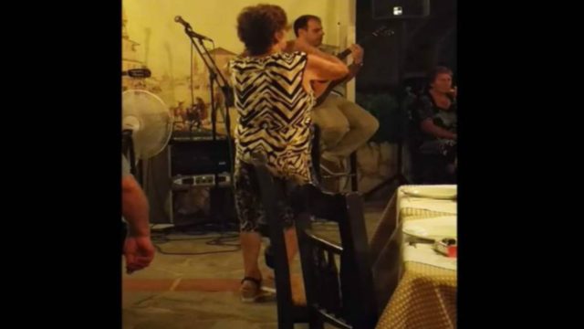Γιαγιά χορεύει τσιφτετέλι σε μαγαζί και… τρελαίνει κόσμο