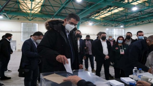 ΚΙΝΑΛ: 69% – 31% προηγείται ο Ανδρουλάκης στο 38% των ψήφων