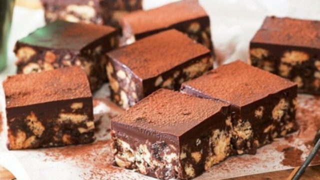 Λαχταριστό γλυκό ψυγείου με cookies, ξηρούς καρπούς και ζαχαρούχο γάλα – Χωρίς ψήσιμο