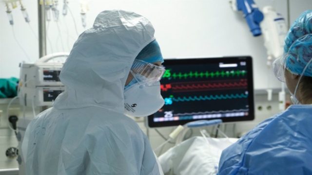 Μετάλλαξη Όμικρον: Πιο μεταδοτική, αλλά με ηπιότερα συμπτώματα – “Αν επικρατήσει, θα πάρουμε μεγάλη ανάσα”
