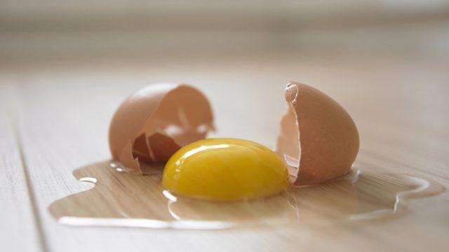 Μην πανικοβάλλεστε: Τα 2+1 απλά βήματα για να καθαρίσετε από το πάτωμα από σπασμένο αβγό