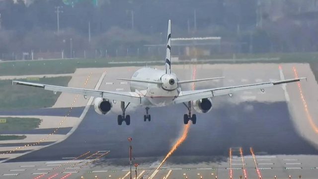 Κακοκαιρία: Εντυπωσιακές εικόνες από προσγειώσεις αεροσκαφών στο “Ελευθέριος Βενιζέλος”