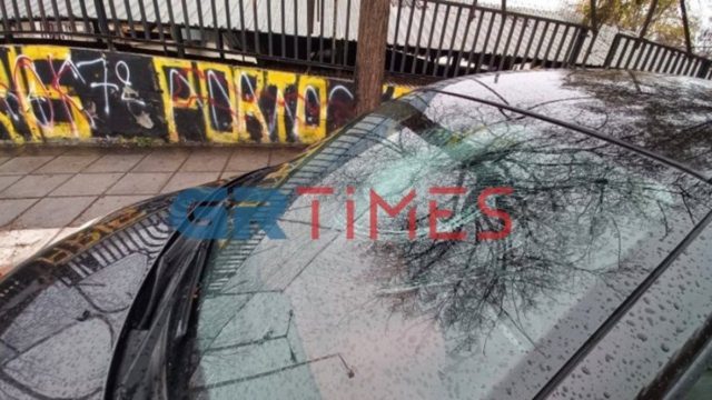 Το απόλυτο χάος έξω από το “Αλεξάνδρειο” : Έσπασαν αυτοκίνητα πριν τα ντέρμπι ΠΑΟΚ-Άρης – Δείτε τις εικόνες