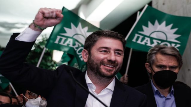 Νίκος Ανδρουλάκης: Στα γραφεία του ΚΙΝΑΛ για την παράδοση-παραλαβή