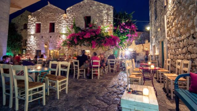 Το πιο πρωτότυπο χριστουγεννιάτικο δέντρο βρίσκεται στην Αρεόπολη