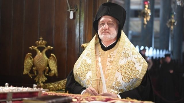 “Ανάσα” για τους πυρόπληκτους Έλληνες: Ξεκίνησε η διανομή του 1 εκ. δολαρίων με εντολή του Αρχιεπισκόπου Αμερικής Eλπιδοφόρου