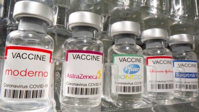 AstraZeneca: Ο συνδυασμός εμβολίων με Pfizer και Moderna – Ποιος είναι ο πιο αποτελσματικός; Οι παρενέργειες της τρίτης δόσης