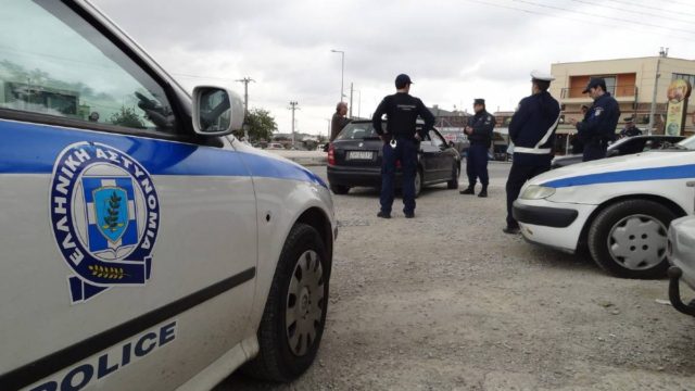 «Ντου» της Αστυνομίας στο Ζεφύρι: Βρήκαν ναρκωτικά και όπλο αστυνομικού σε σπίτια!