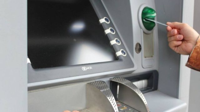 Χαμός στα ΑΤΜ: Τι θα συμβεί αν αλλάξετε PIN στην κάρτα;