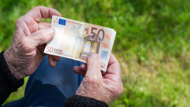 Συντάξεις: Ποιοι θα δουν αυξήσεις από 40 έως 80 ευρώ