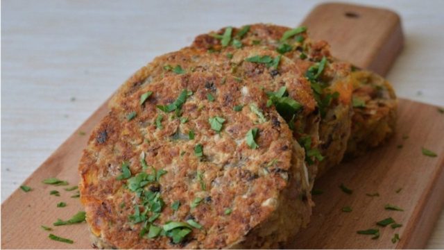 Θες μπιφτέκια χωρίς κρέας; Η vegan συνταγή που θα σε κάνει… να ξεχάσεις τα παραδοσιακά