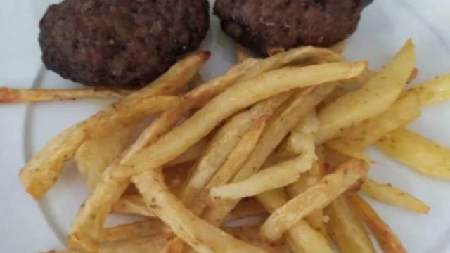 Αφράτα μπιφτέκια με πατάτες φούρνου σαν τηγανητές