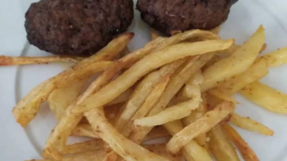 Αφράτα μπιφτέκια με πατάτες φούρνου σαν τηγανητές