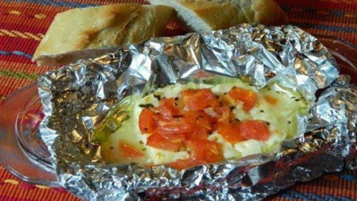 Ψήνετε ντομάτα μαζί με φέτα μέσα σε αλουμινόχαρτο; Σταματήστε το αμέσως!