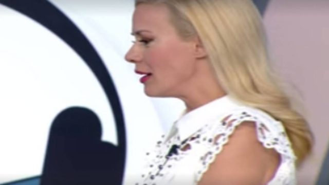 «Μαρμάρωσε» η Ζέτα Mακρυπoύλια – Ντροπιαστική στιγμή (Video)