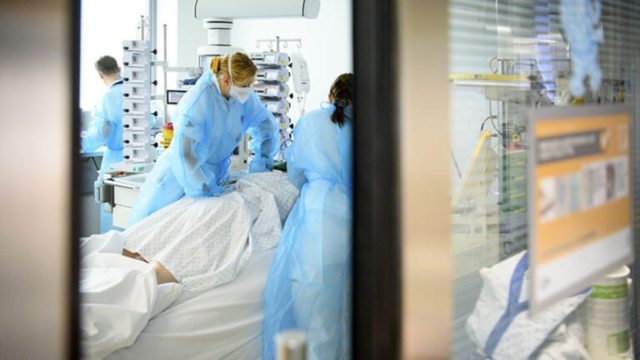 Σε τεντωμένο σχοινί η Ελλάδα και νέα μέτρα: Τα σενάρια μπροστά στον φόβο των πενταψηφίων κρουσμάτων