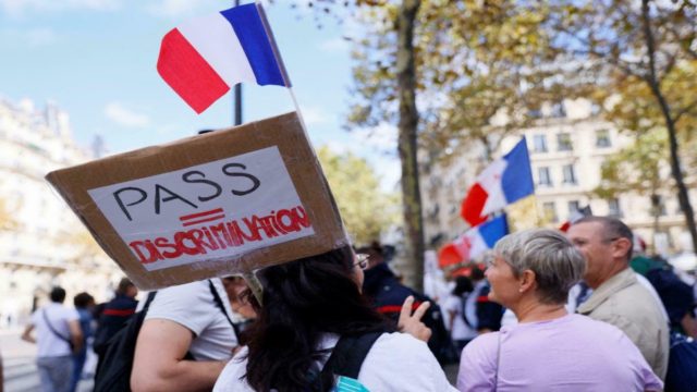 Σοκ: Επίθεση σε σπίτι βουλευτή από φερόμενους αντιεμβολιαστές