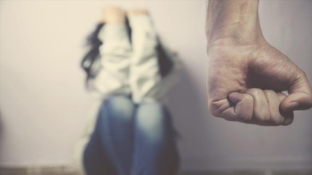Τρόμος για γυναίκα στο Αγρίνιο: Κινήθηκε εναντίον της με βία ο πρώην σύζυγός της – Προκάλεσε σοβαρές ζημιές