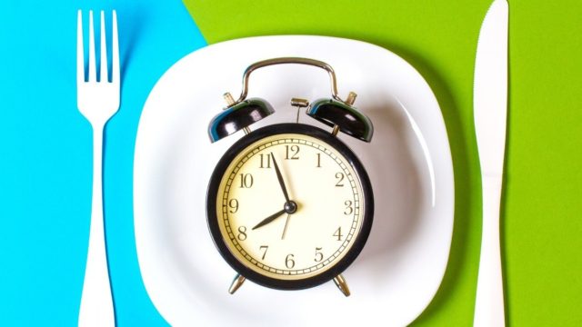 Διαλειμματική δίαιτα: Τι είναι η δίαιτα του «Πολεμιστή» και πώς γίνεται