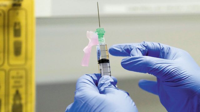 Σοκ στη Πάτρα: Γιατρός κάνει ψευδείς εμβολιασμούς στα…μπουφάν – Εξωφρενικό το ποσό που ζητά