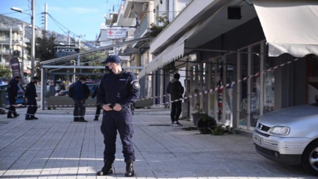 Ανατριχιαστικές λεπτομέρειες από την άγρια δολοφονία στη Γλυφάδα: «Ο 66χρονος ήταν κάτω μαχαιρωμένος και φώναζε ‘Βοήθεια’!»