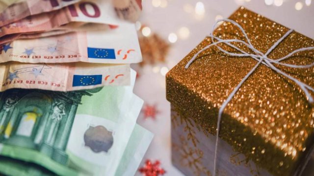 Δώρο Χριστουγέννων 2021: Υπολογίστε με λίγα «κλικ» το ποσό που δικαιούστε
