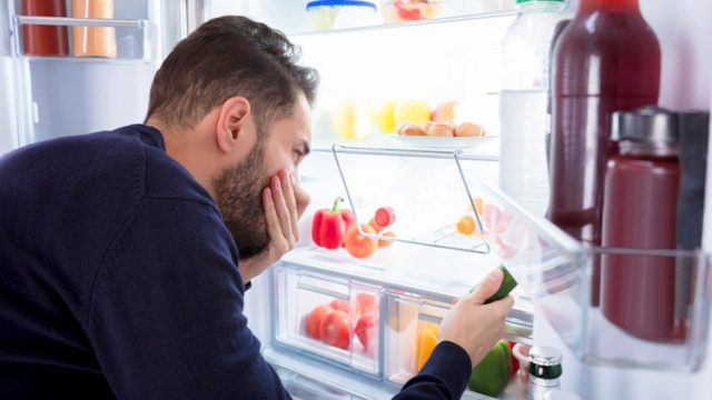 Μυρίζει άσχημα το ψυγείο; 6+1 απλά κόλπα για να διώξετε τη δυσοσμία