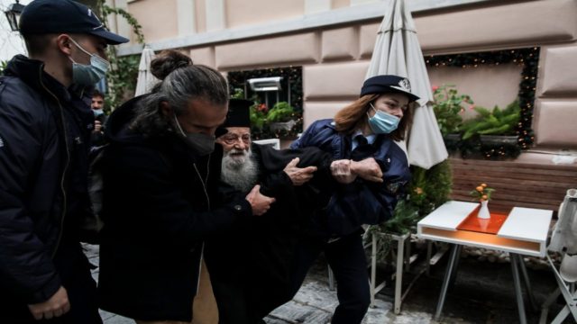 Πάπας Φραγκίσκος: Αναστάτωση με ιερέα που διαμαρτυρόταν για την επίσκεψή του – “Είναι αιρετικός, πρέπει να μετανοήσει!” (photos)