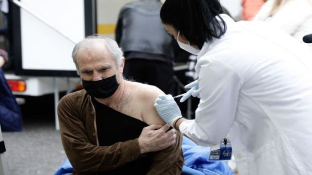 Κορωνοϊός: Τι αλλάζει από Δευτέρα για τους άνω τον 60; – Τι ισχύει για τα πιστοποιητικά εμβολιασμού και νόσησης;