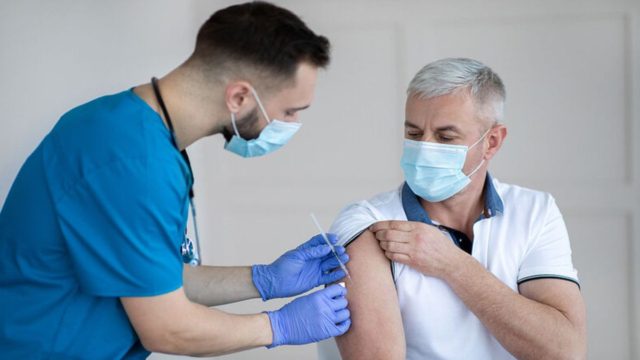 Έρχεται υποχρεωτικός εμβολιασμός και για τους 50αρηδες!