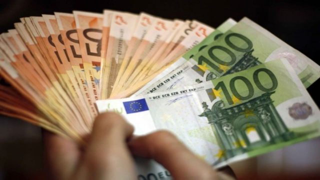 «Βρέχει» λεφτά σήμερα! Τα επιδόματα που καταβάλλονται την τελευταία μέρα του έτους – Ποιοι θα δουν χρήματα στους λογαριασμούς