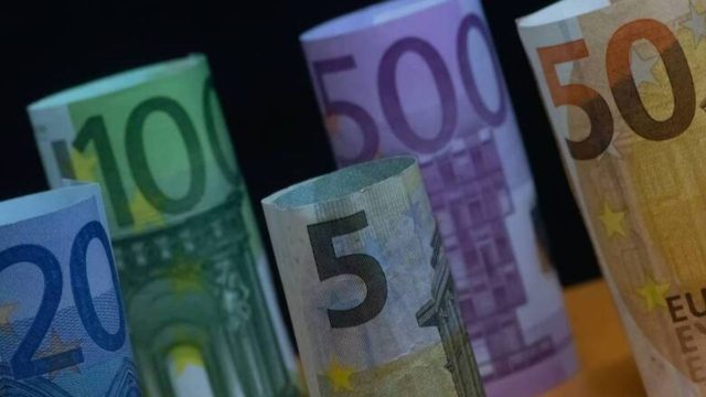Κατώτατος μισθός: Έρχεται αύξηση τη Πρωτοχρονιά – “Δώρα” 2 δισ. το 2022