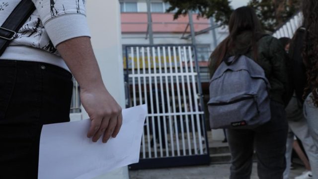 Πιερία – Αδιανόητο περιστατικό: Αρνητές “θεματοφύλακες του Συντάγματος” πέρασαν χειροπέδες σε γυμνασιάρχη! (video)