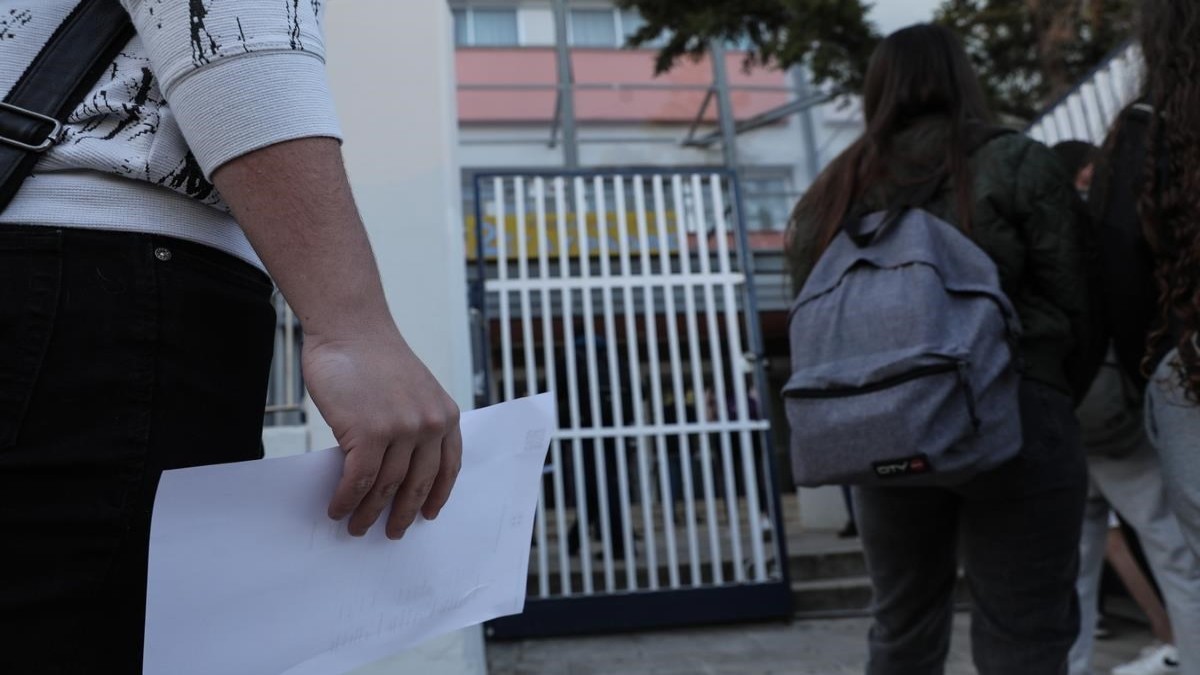 Πιερία – Αδιανόητο περιστατικό: Αρνητές “θεματοφύλακες του Συντάγματος” πέρασαν χειροπέδες σε γυμνασιάρχη! (video)