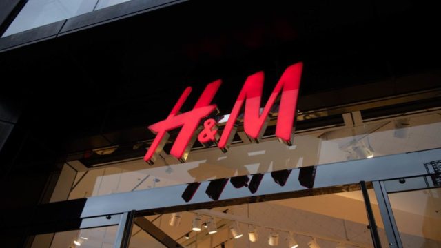 To sexy μαύρο φόρεμα με 10,99 € από τα H&M που θα απογειώσει τις εμφανίσεις σου