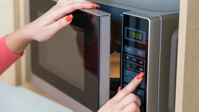 Φούρνος μικροκυμάτων: 5 σοβαροί λόγοι για να μην τον ξαναχρησιμοποιήσεις
