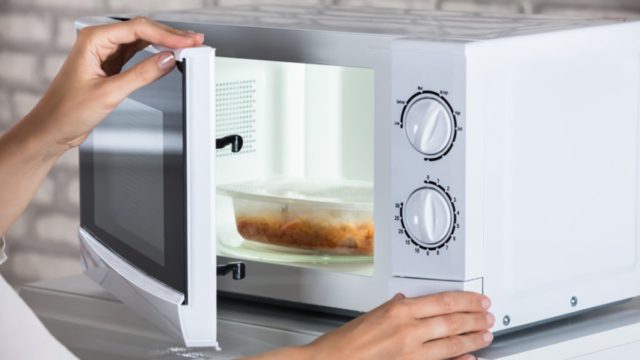 Δεν είχαμε ιδέα: 9+1 χρήσιμα κολπάκια που κάνει ο φούρνος μικροκυμάτων