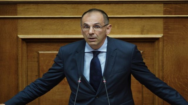 Τα… βρόντηξε και έφυγε ο ΣΥΡΙΖΑ: Επεισόδιο Τσίπρα με Γεραπετρίτη στη Βουλή – “Ντροπή σου” (video)