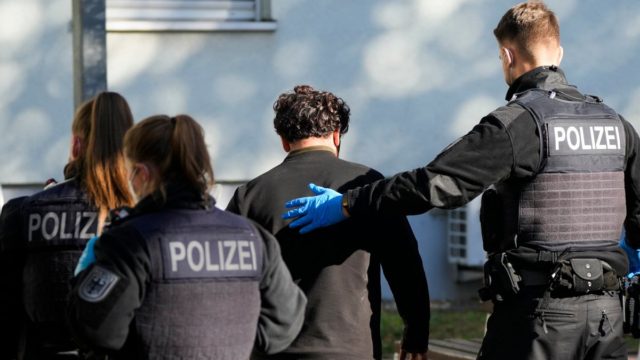 Πανικός με εφόδους σε σπίτια αντιεμβολιαστών – Σχεδίαζαν να δολοφονήσουν πρωθυπουργό κρατιδίου για τα μέτρα