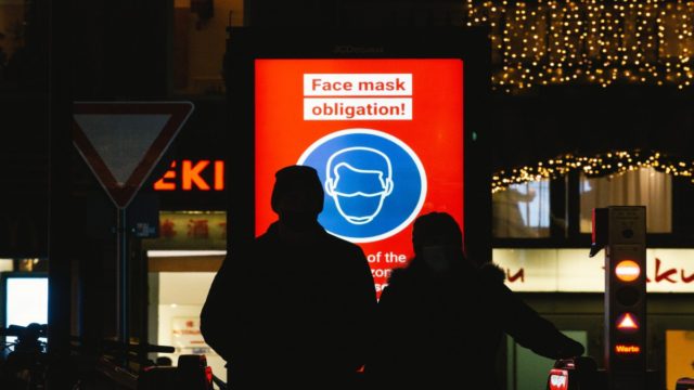 Κορωνοϊός – Σαρώνει η μετάλλαξη Όμικρον: “Να φοράτε μάσκα παντού”