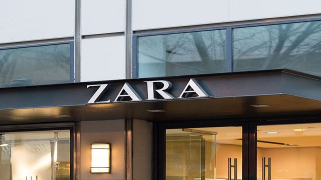 Χαμός με το μαύρο βελούδινο φόρεμα με 29,95 ευρώ από τα ZARA