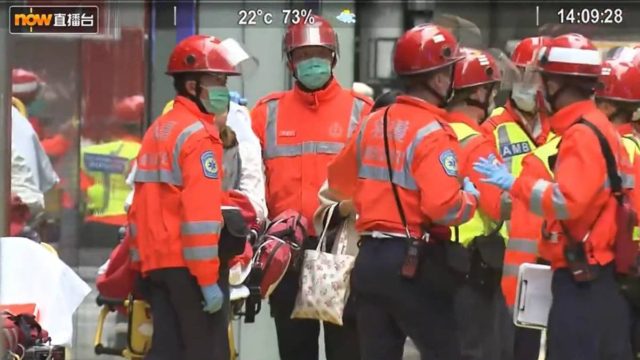 Θρίλερ στο Χονγκ Κονγκ: Πανικός στο Παγκόσμιο Κέντρο Εμπορίου από πυρκαγιά – Πάνω από 160 οι εγκλωβισμένοι