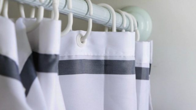 Πώς να καθαρίσετε τις κουρτίνες μπάνιου από τη μούχλα – Αυτοί είναι οι 5 αποτελεσματικοί τρόποι