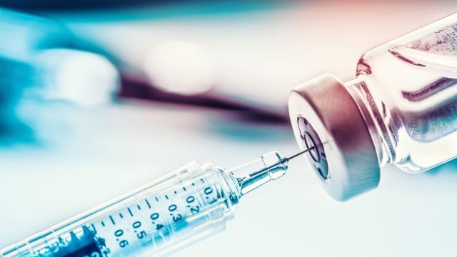 Υποχρεωτικός εμβολιασμός: Το plan b της κυβέρνησης και οι προϋποθέσεις – Τα σενάρια για επέκταση του μέτρου
