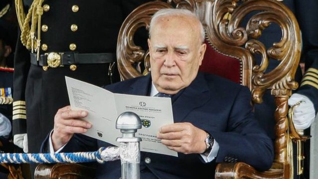 Κάρολος Παπούλιας: Με τιμές αρχηγού κράτους η κηδεία του -Το «αντίο» από τον πολιτικό κόσμο της χώρας
