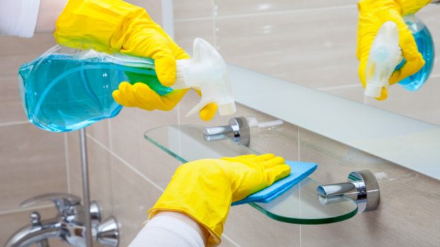 6+1 έξυπνα tips για να καθαρίσετε και να απολυμάνετε το μπάνιο σαν επαγγελματίας