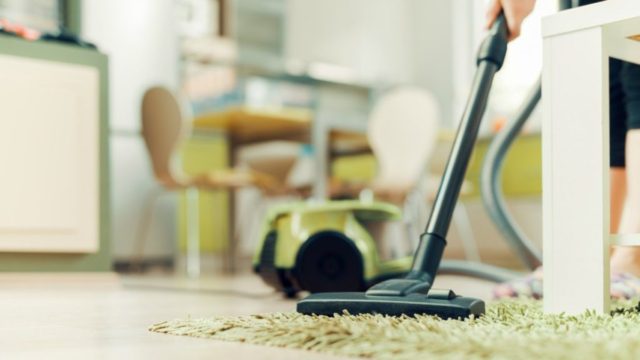 Υγειονομική «βόμβα» στο σπίτι σας: Τα 9+1 λάθη που κάνετε στο καθάρισμα και στοιχίζουν