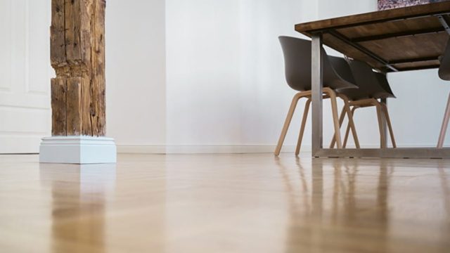 Σας έχουμε το μυστικό: Έτσι θα έχετε πεντακάθαρο πάτωμα χωρίς καθάρισμα
